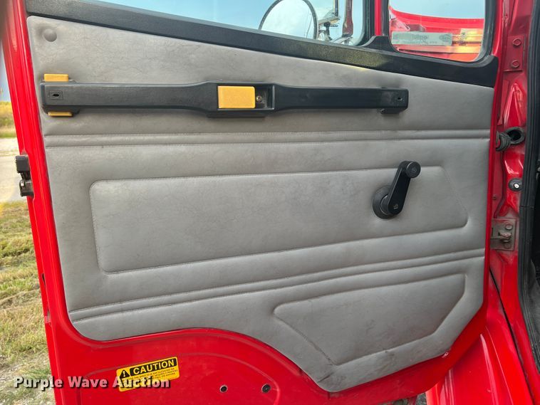 image for item MR9907 2001 Freightliner FL70  dump truck