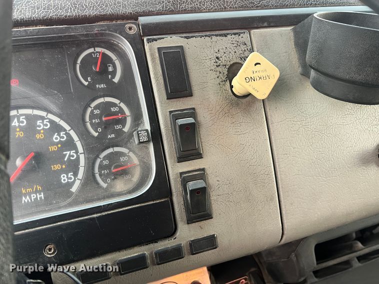 image for item MR9907 2001 Freightliner FL70  dump truck