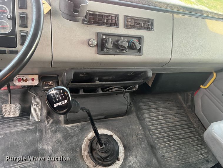 image for item MR9907 2001 Freightliner FL70  dump truck