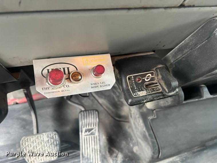 image for item MR9907 2001 Freightliner FL70  dump truck