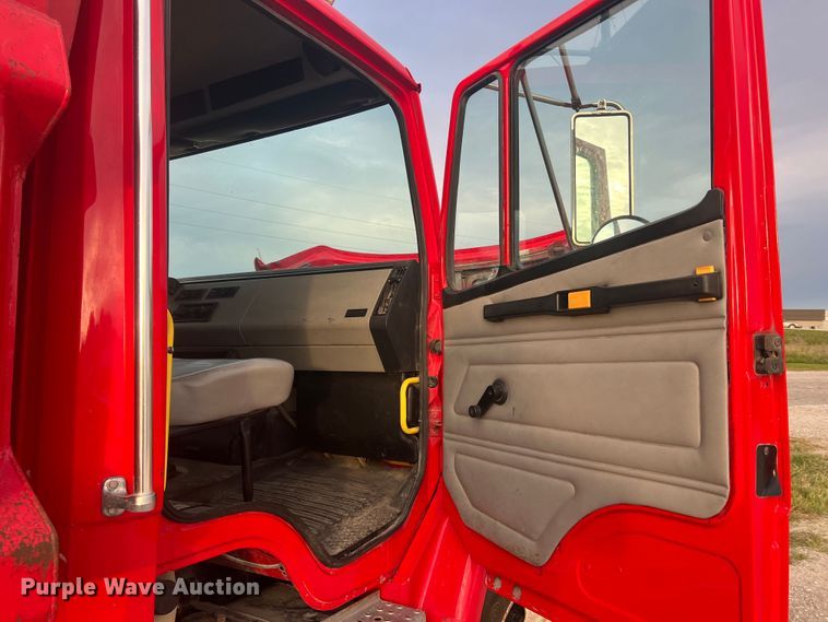 image for item MR9907 2001 Freightliner FL70  dump truck