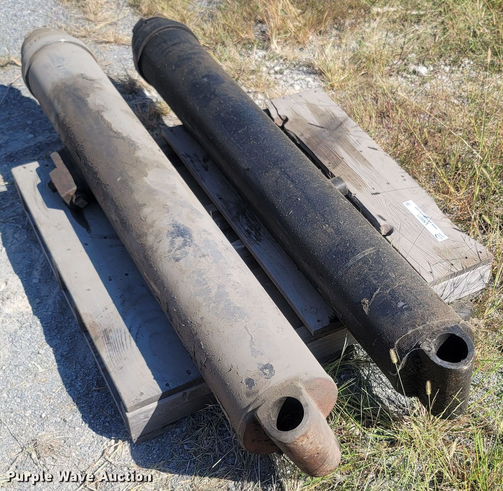 (2) Parker dump bed cylinders in Bentonville, AR Item LN9571 sold Purple Wave