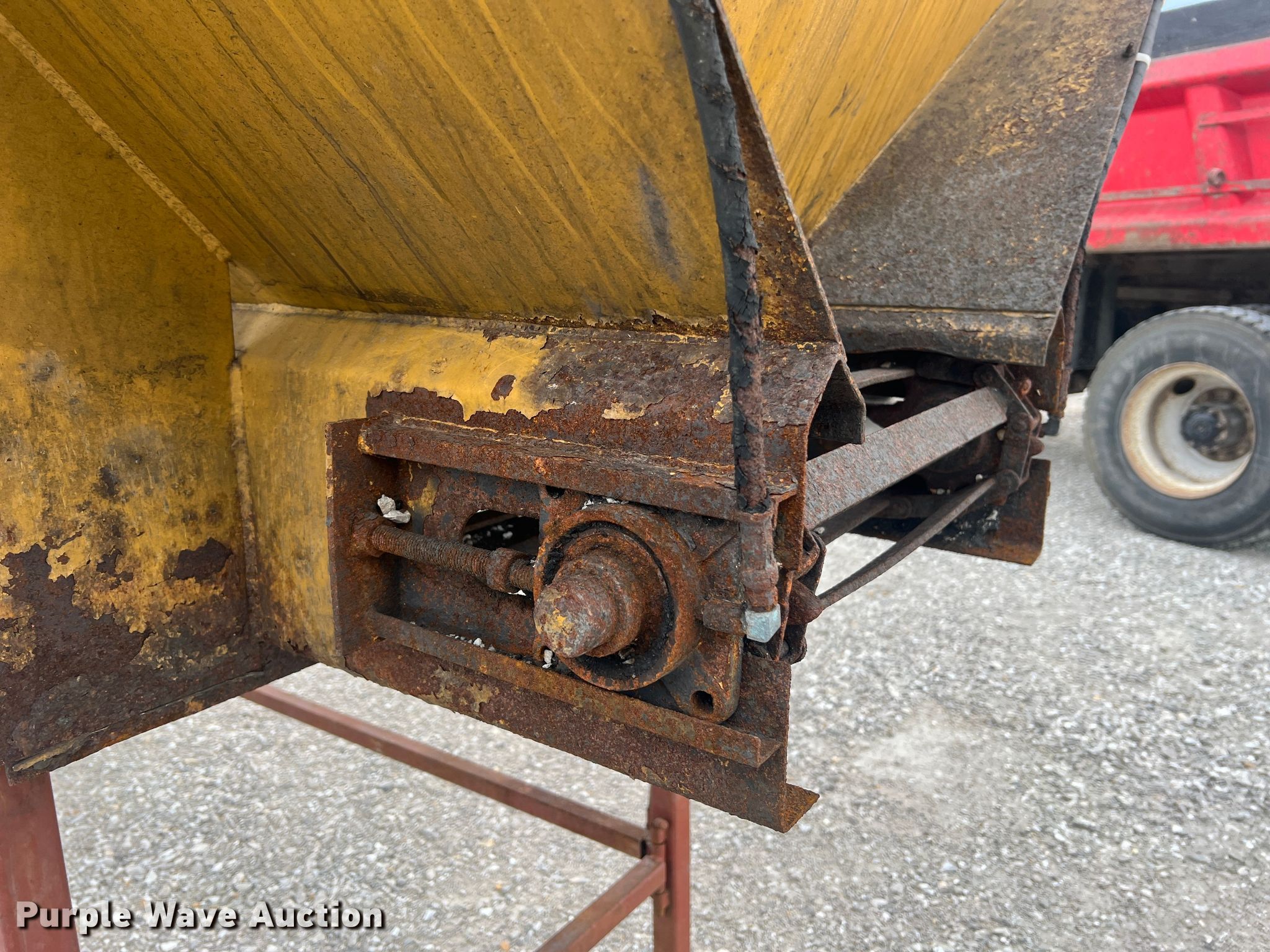 Highway Equipment Company 51010 spreader in Centralia, MO Item