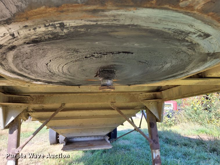 image for item DJ6133 1983 Wilson  grain trailer