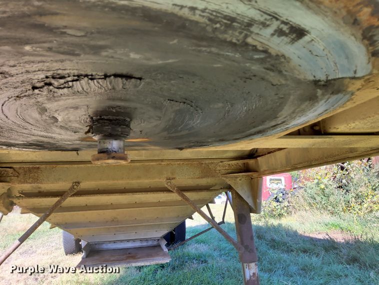 image for item DJ6133 1983 Wilson  grain trailer