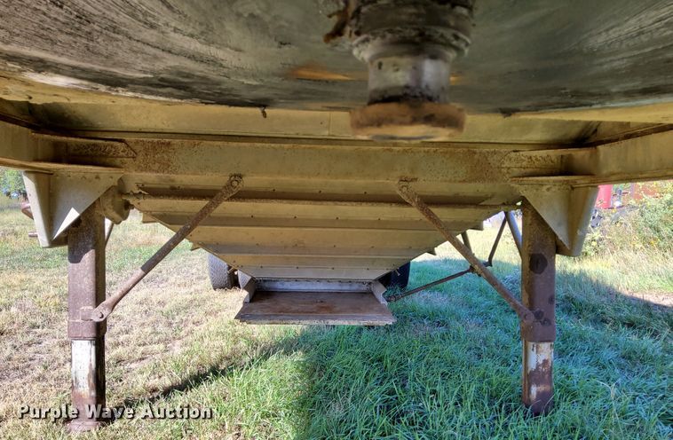 image for item DJ6133 1983 Wilson  grain trailer