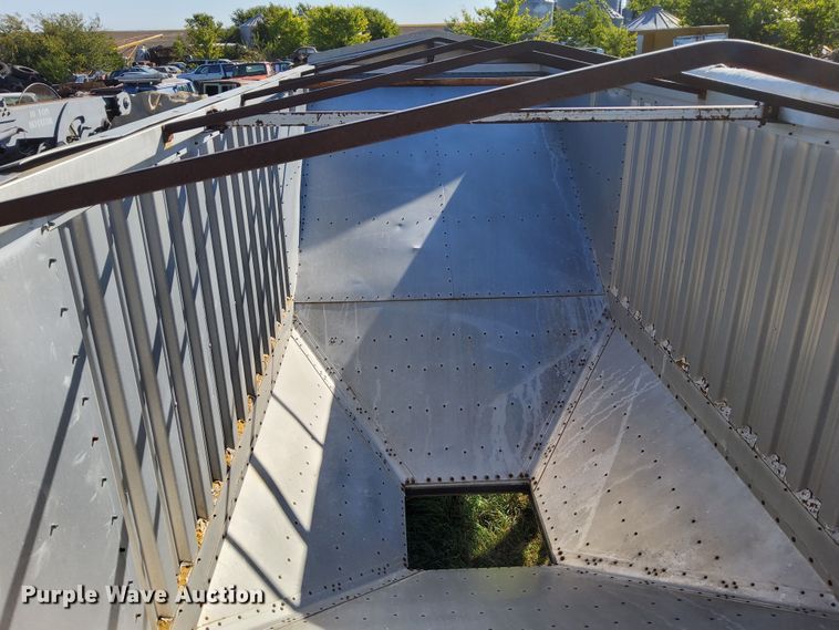 image for item DJ6133 1983 Wilson  grain trailer