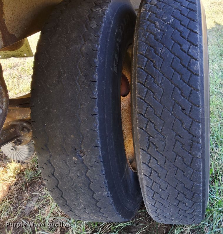 image for item DJ6133 1983 Wilson  grain trailer