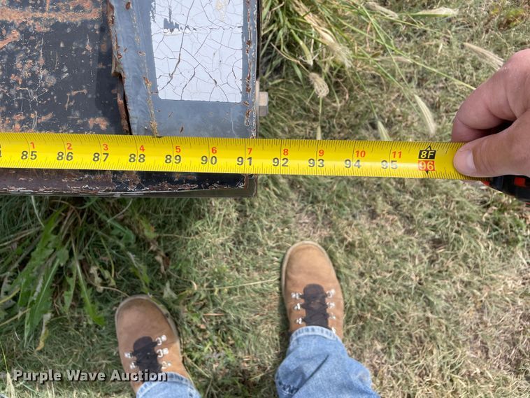 image for item DN5198 DewEze 482  hydraulic bale bed