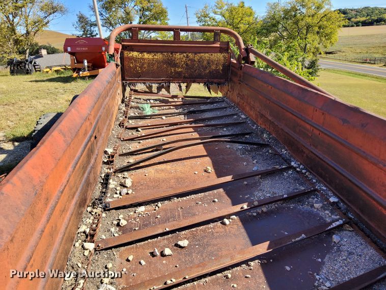 image for item DN6861 New Holland 790  manure spreader