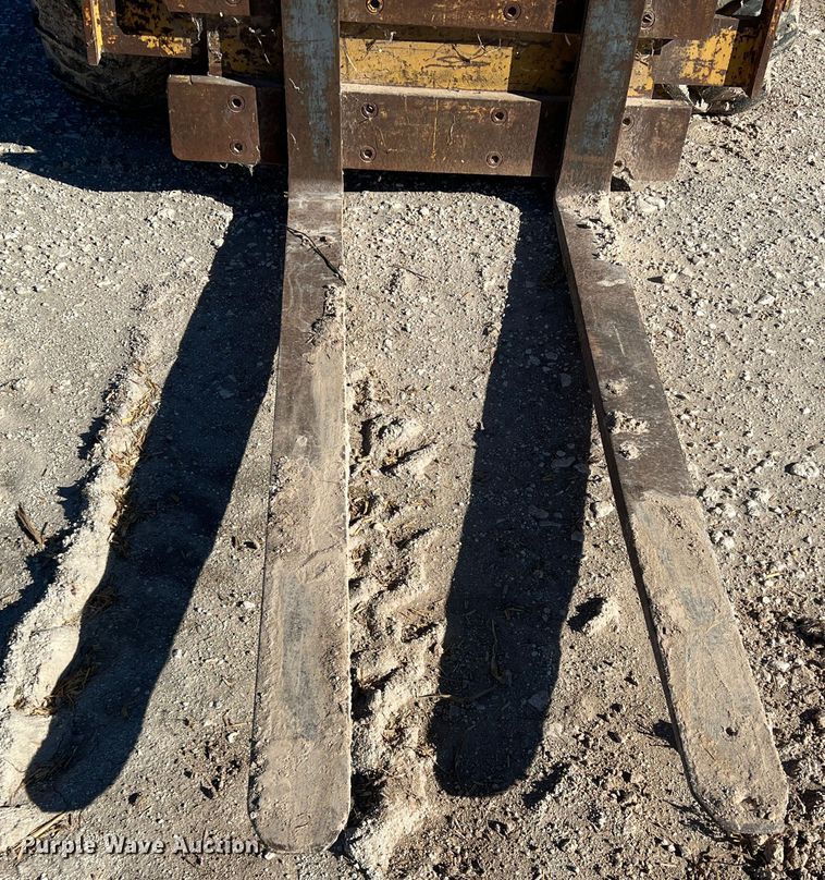 image for item DO8710 Massey Ferguson MF4500  forklift