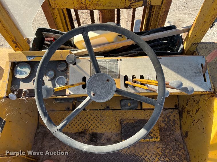 image for item DO8710 Massey Ferguson MF4500  forklift