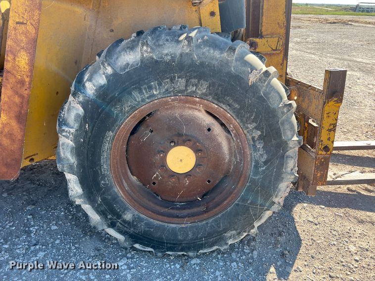 image for item DO8710 Massey Ferguson MF4500  forklift