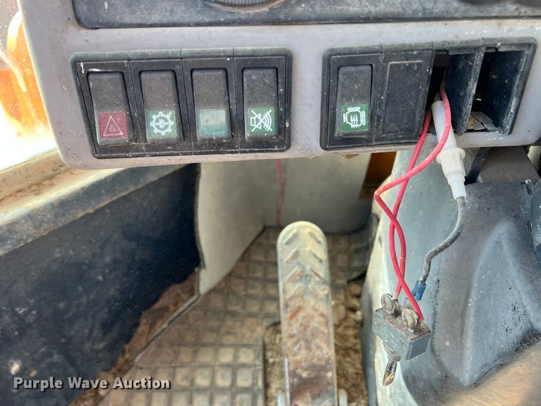 image for item DO8715 1997 Hyundai HL-760  wheel loader