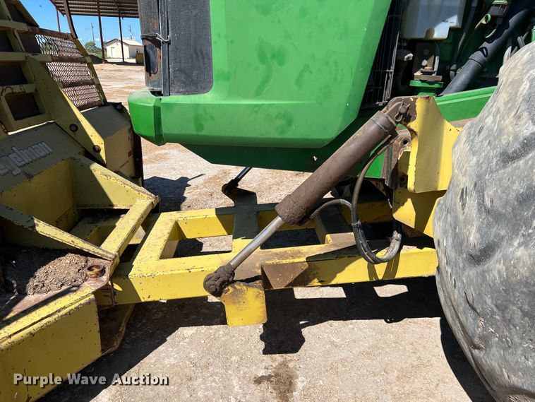 image for item DO8723 John Deere 9520  4WD tractor