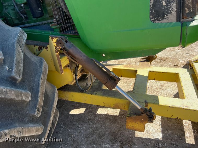 image for item DO8723 John Deere 9520  4WD tractor