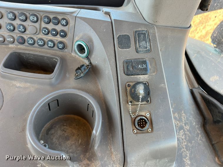 image for item DO8728 2013 John Deere 7200R  MFWD tractor