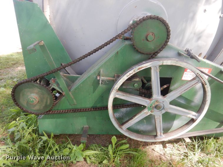 image for item DP0339 1997 FarmMaster FB233  feed grinder/mixer