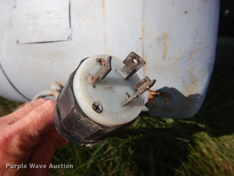 image for item DP0339 1997 FarmMaster FB233  feed grinder/mixer