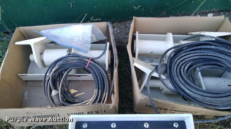 image for item DP0339 1997 FarmMaster FB233  feed grinder/mixer