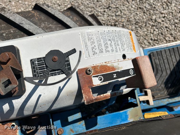 image for item IA9145 1997 New Holland 1220  MFWD tractor