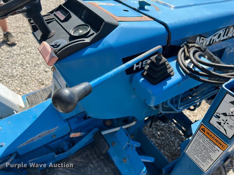 image for item IA9145 1997 New Holland 1220  MFWD tractor