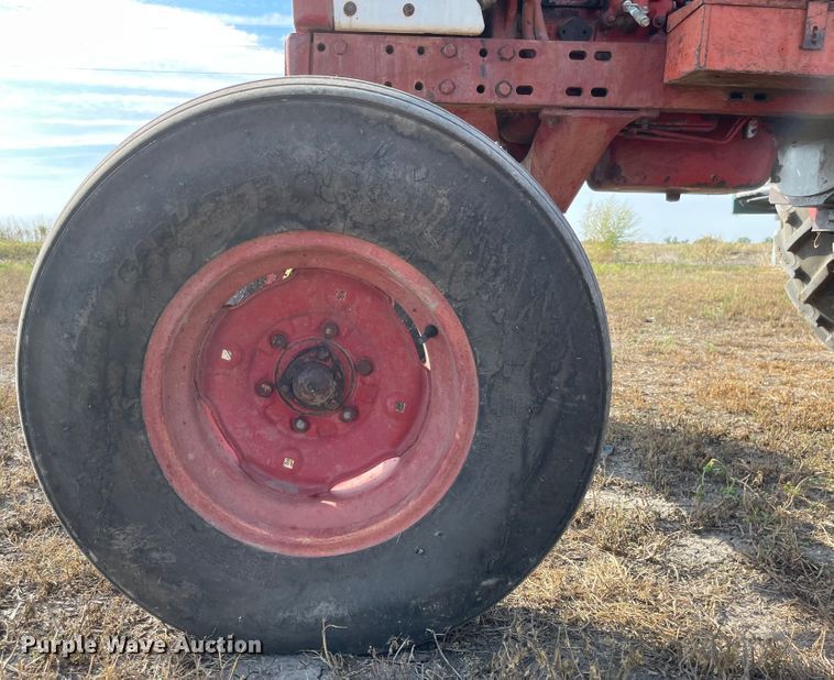 image for item JD9330 1965 International Farmall 706  tractor