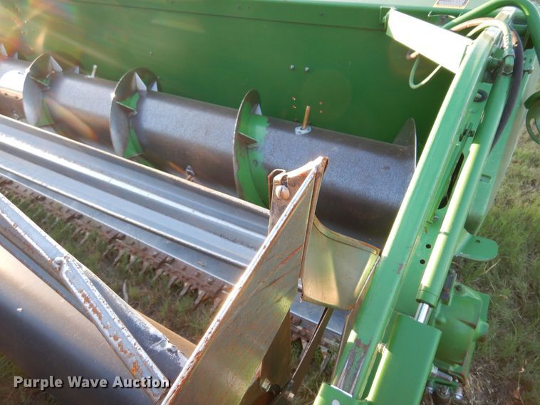 image for item KO9976 2001 John Deere 930R  rigid head