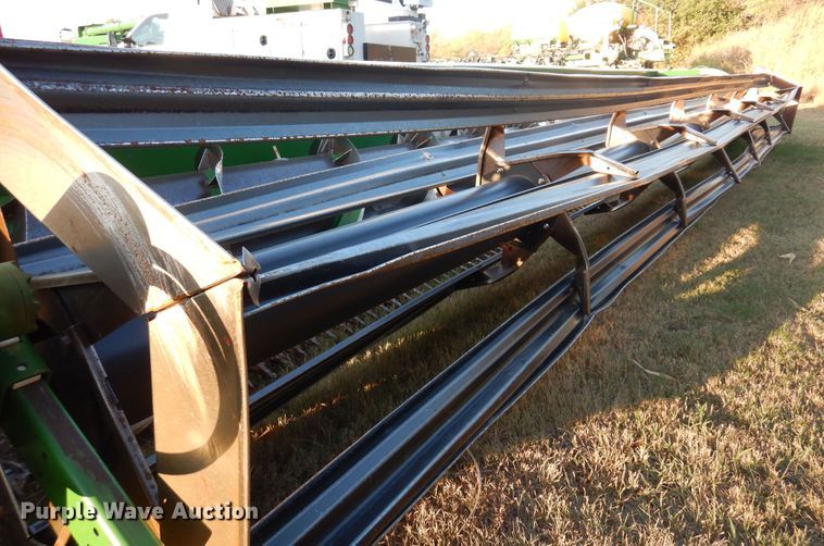 image for item KO9976 2001 John Deere 930R  rigid head