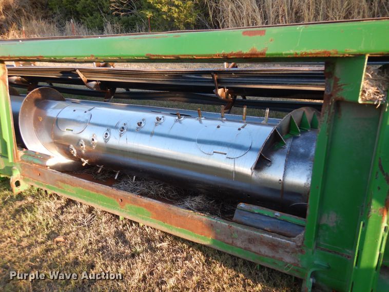 image for item KO9976 2001 John Deere 930R  rigid head