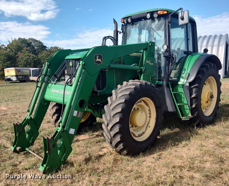 image for item LK9835 2005 John Deere 7220  MFWD tractor