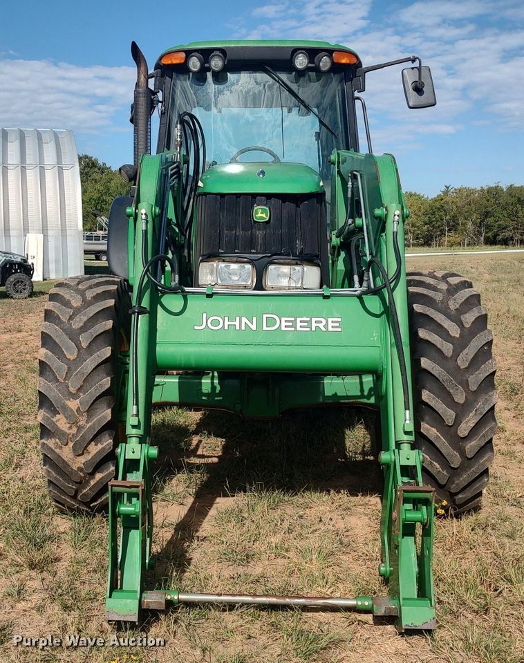 image for item LK9835 2005 John Deere 7220  MFWD tractor