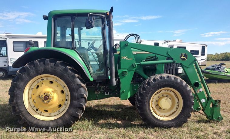 image for item LK9835 2005 John Deere 7220  MFWD tractor