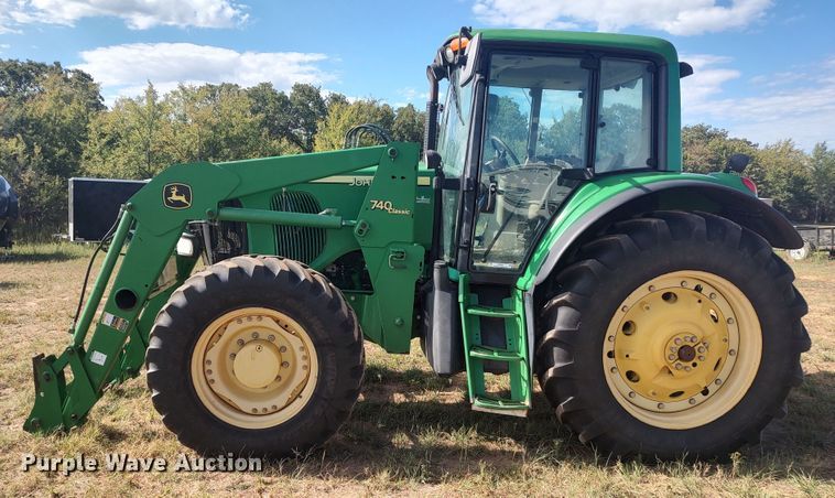 image for item LK9835 2005 John Deere 7220  MFWD tractor