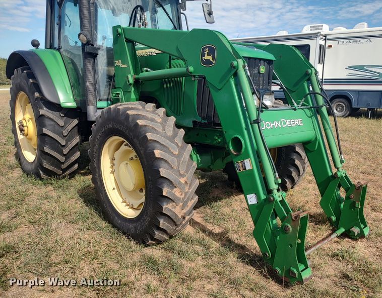 image for item LK9835 2005 John Deere 7220  MFWD tractor