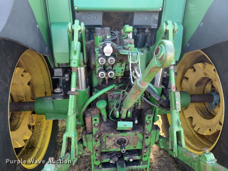 image for item LK9835 2005 John Deere 7220  MFWD tractor