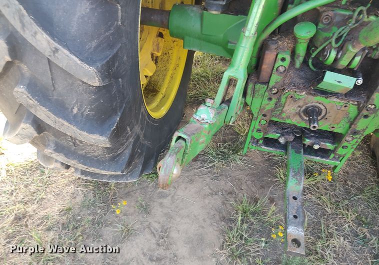image for item LK9835 2005 John Deere 7220  MFWD tractor
