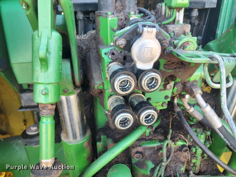 image for item LK9835 2005 John Deere 7220  MFWD tractor