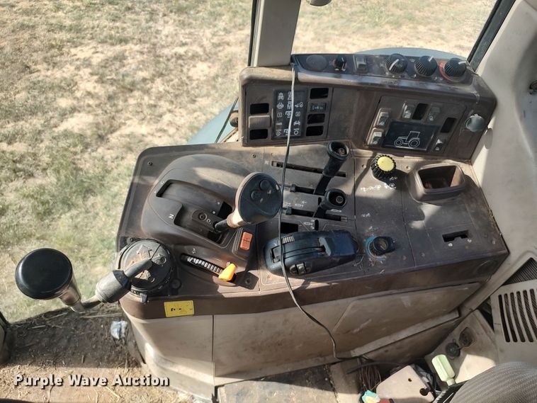 image for item LK9835 2005 John Deere 7220  MFWD tractor