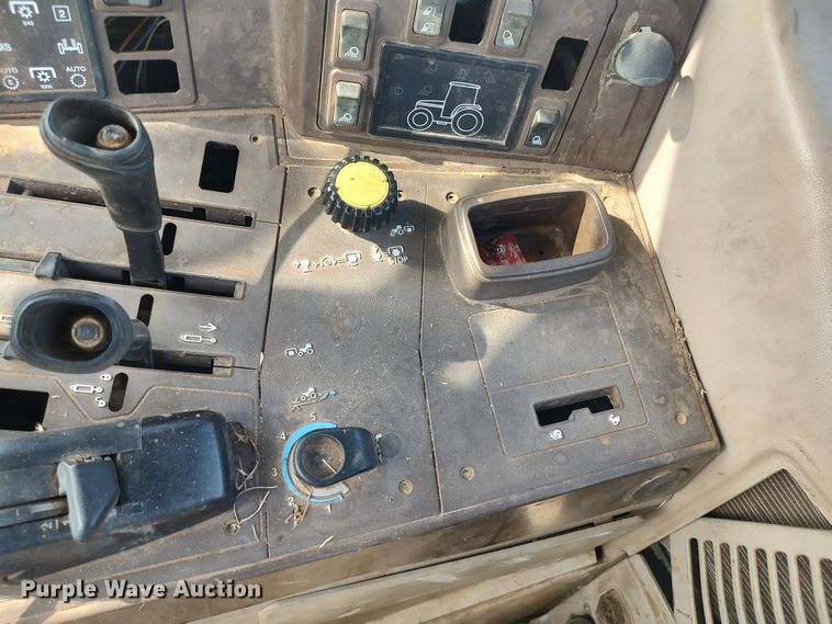 image for item LK9835 2005 John Deere 7220  MFWD tractor