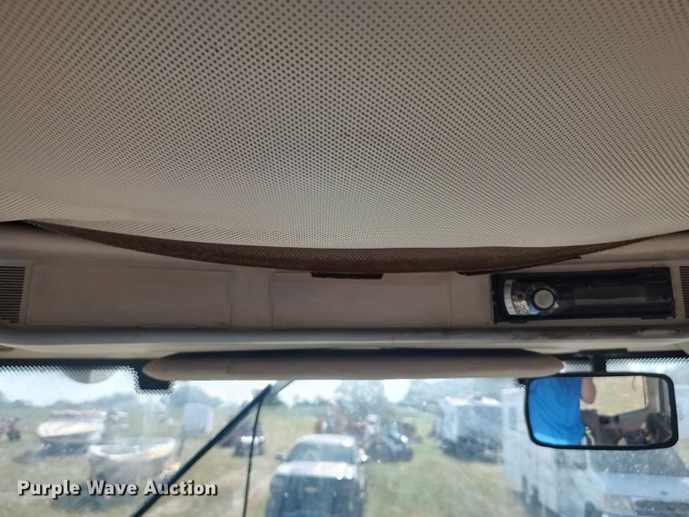 image for item LK9835 2005 John Deere 7220  MFWD tractor