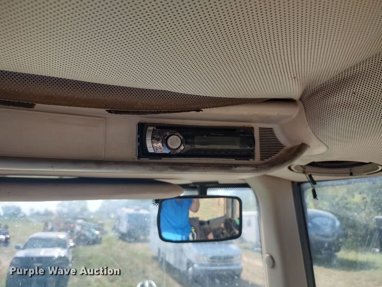 image for item LK9835 2005 John Deere 7220  MFWD tractor