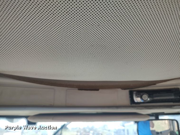 image for item LK9835 2005 John Deere 7220  MFWD tractor