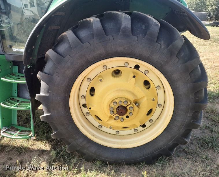 image for item LK9835 2005 John Deere 7220  MFWD tractor