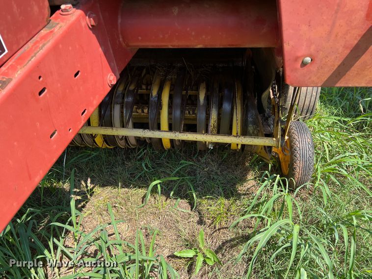 image for item MQ9801 New Holland 660  round baler