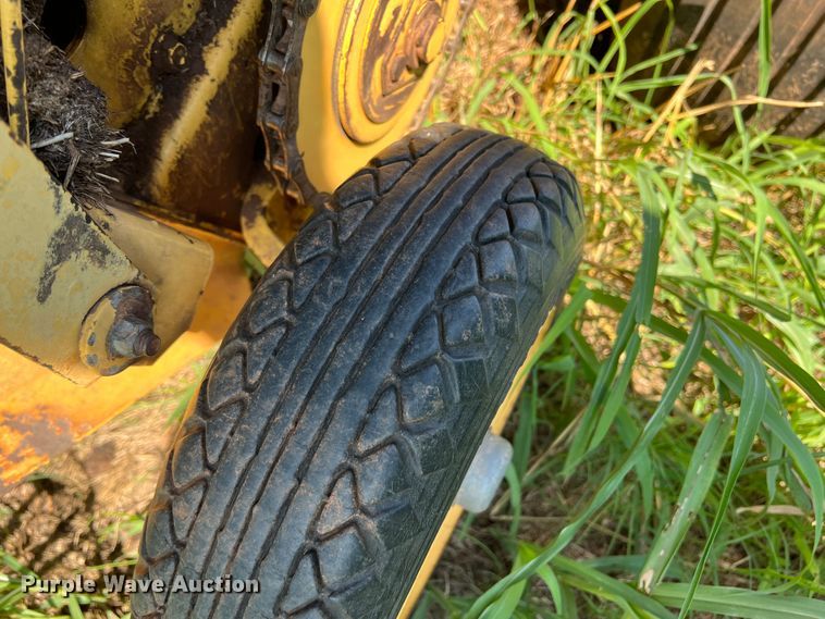 image for item MQ9801 New Holland 660  round baler