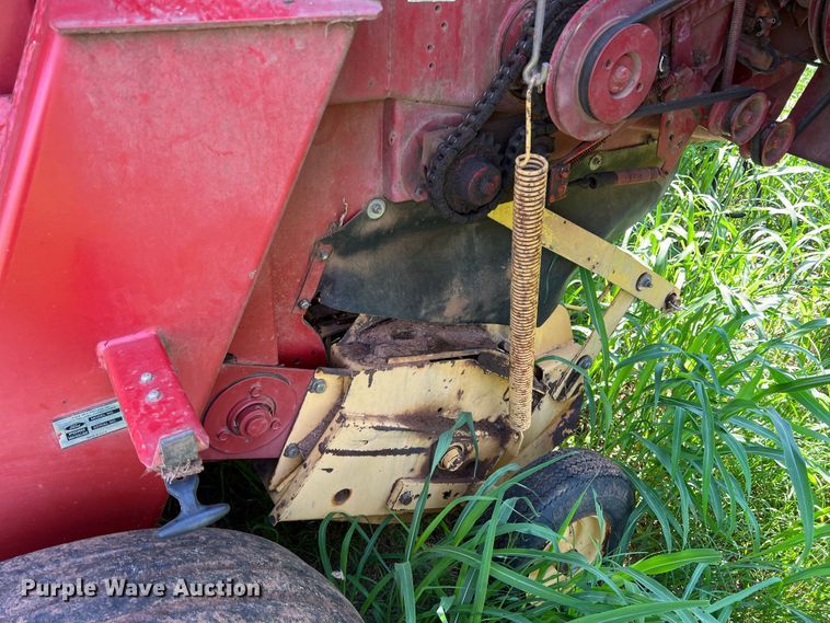 image for item MQ9801 New Holland 660  round baler