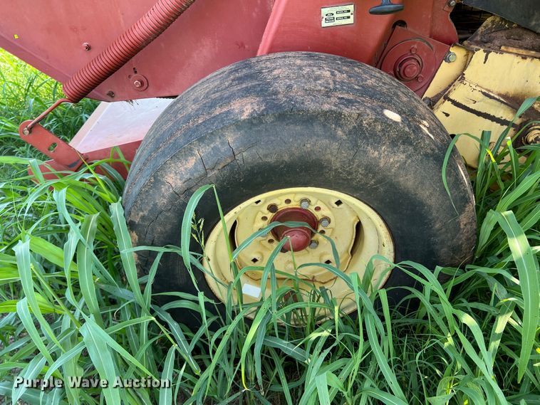 image for item MQ9801 New Holland 660  round baler