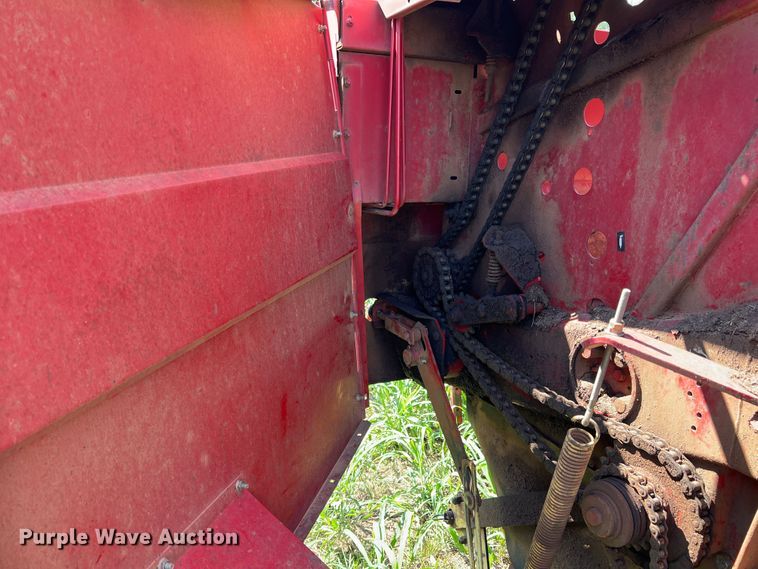 image for item MQ9801 New Holland 660  round baler
