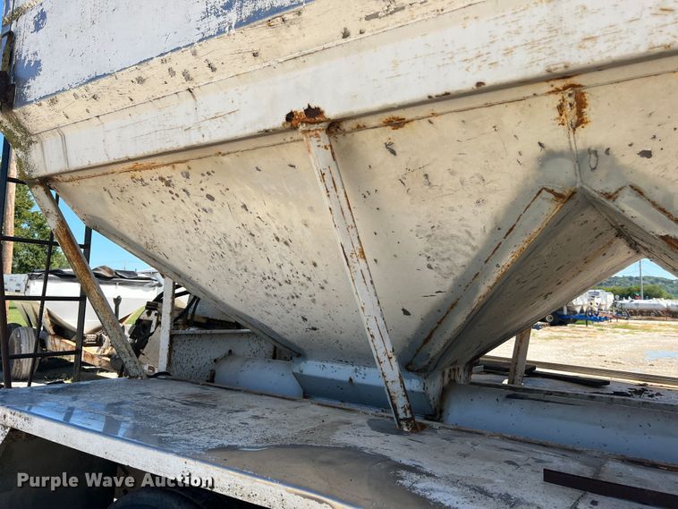 image for item MR9843 1986 Ford F9000  fertilizer delivery truck